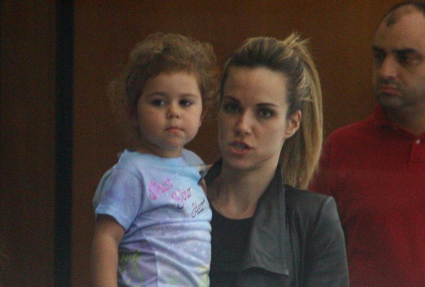Ana Furtado passeia com a filha em shopping