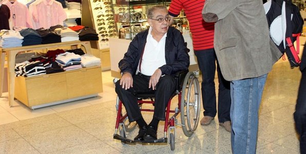 De cadeira de rodas, Chico Anysio é clicado em aeroporto