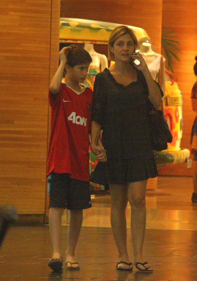 Adriana Esteves passeia com o filho em shopping