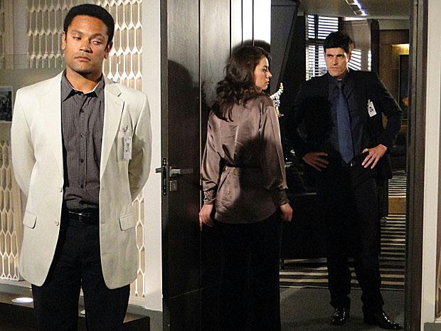 Fred flagra Laura e Noronha vasculhando sala de Mauro