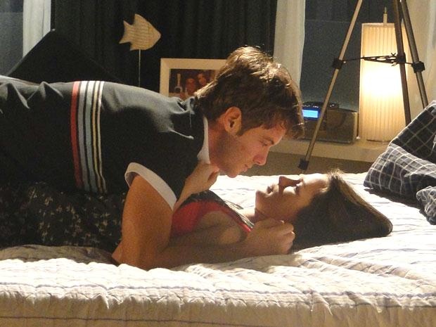 Após falhar, Sinval esquece o nervosismo e perde a virgindade com Fátima