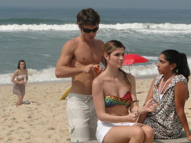 Mônica arma para cima de Fátima na praia, mas acaba se dando mal