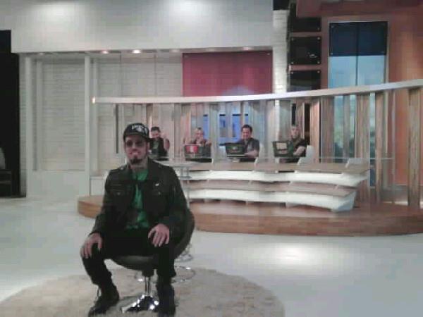 Tico Santa Cruz enfrenta blogueiros no “Hoje em Dia”