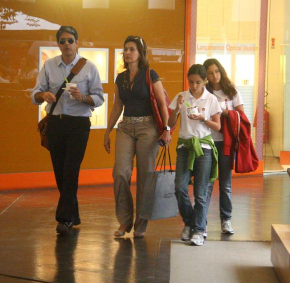 Fátima Bernardes e William Bonner passeiam com as filhas em shopping