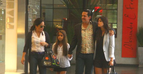 Glória Pires almoça com o marido e as filhas no Rio