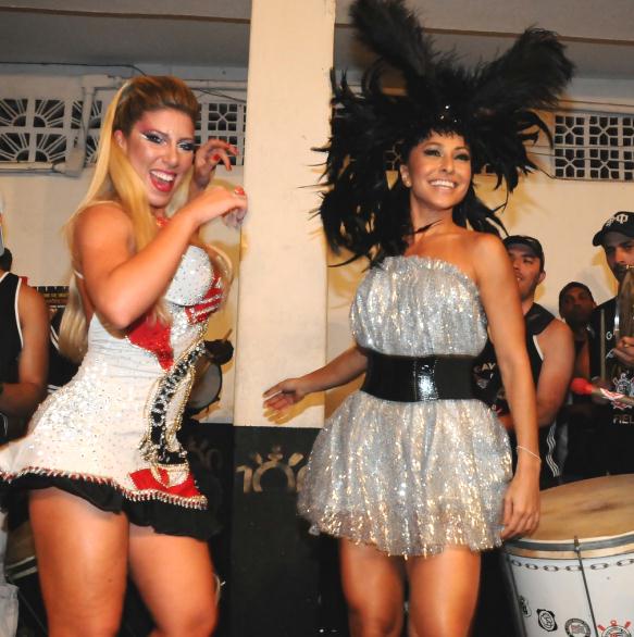 Sabrina Sato cai no samba na quadra da Gaviões da Fiel