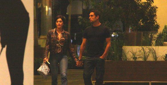 Christiane Torloni passeia com o filho