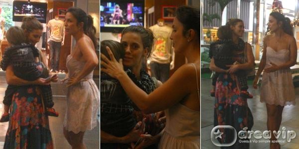 Ivete Sangalo e Carolina Dieckmann passeiam juntas em shopping
