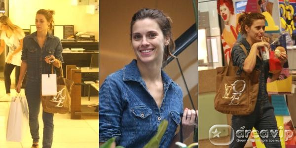 Carolina Dieckmann passeia em shopping carioca