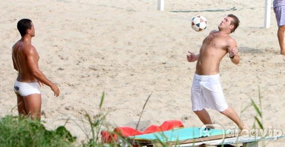 Diego Alemão joga futevôlei em praia