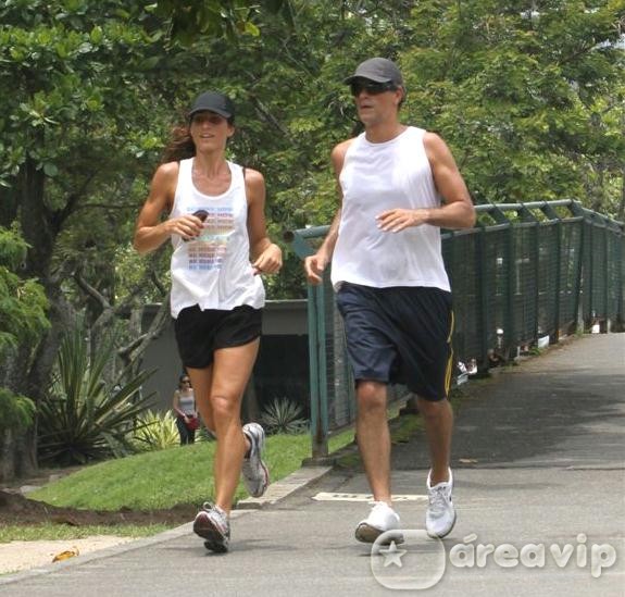 Eduardo Moscovis faz caminhada com a mulher