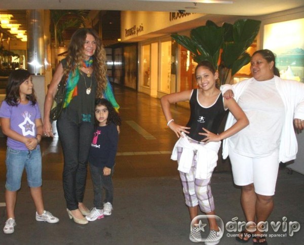Elba Ramalho passeia com as filhas em shopping