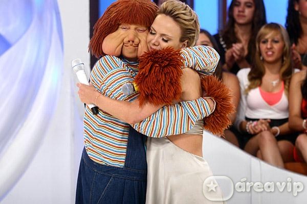 Eliana abraça Fofão durante gravação do programa