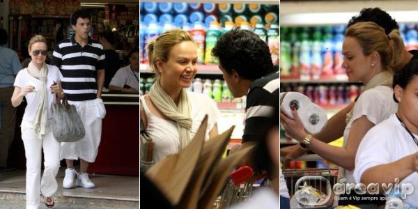 Eliana faz compras em supermercado com o namorado