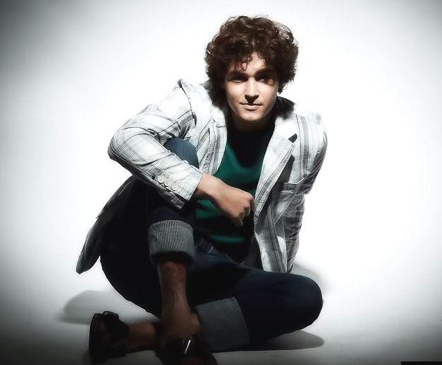 Felipe Dylon estampa capa de revista