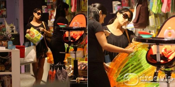 Giovanna Antonelli faz compras em loja de artigos infantis