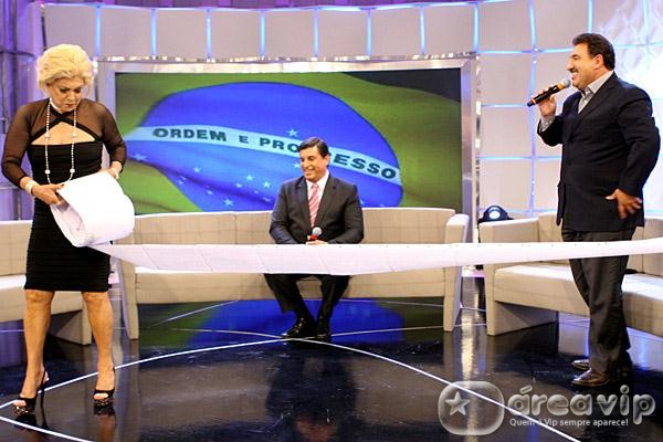 Hebe Camargo recebe carta quilométrica de fã