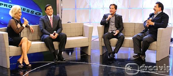 Hebe conversa com Leonardo, Ratinho e Nascimento em seu programa