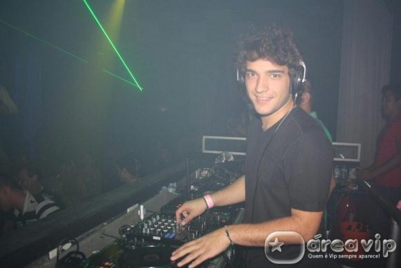 Humberto Carrão vira DJ em boate no Pará