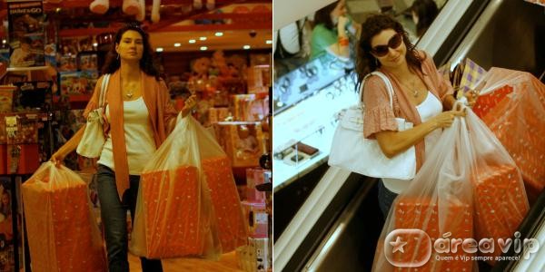 Lavínia Vlasak sai do shopping cheia de sacolas