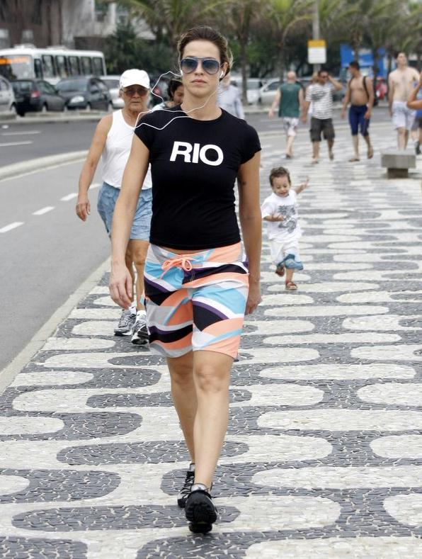 Luana Piovani caminha pela orla de Ipanema