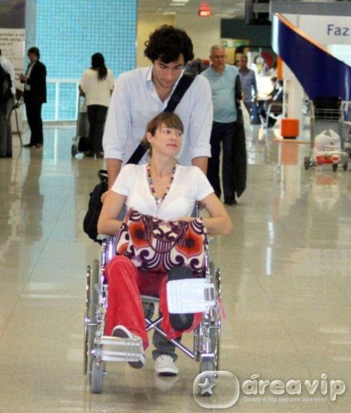 Luana Piovani é clicada na cadeira de rodas em aeroporto