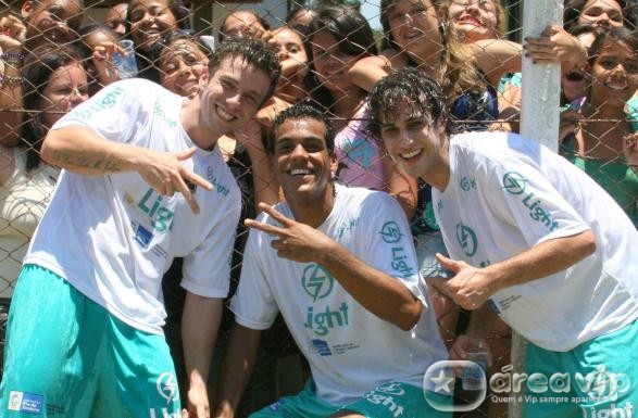 Elenco de Malhação joga bola em Vassouras