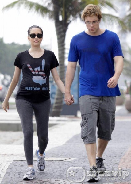 Thiago Fragoso passeia com sua mulher grávida