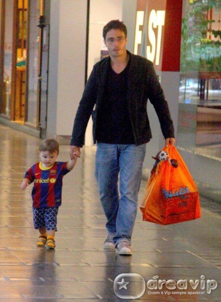 Thiago Rodrigues passeia com o filho em shopping