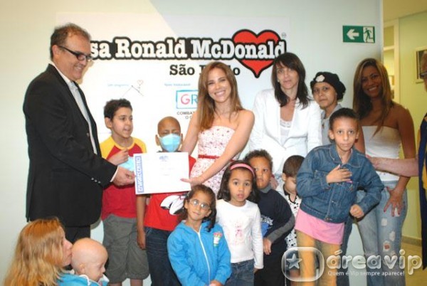 Wanessa entrega duas toneladas de alimentos para instituição que cuida de crianças com câncer