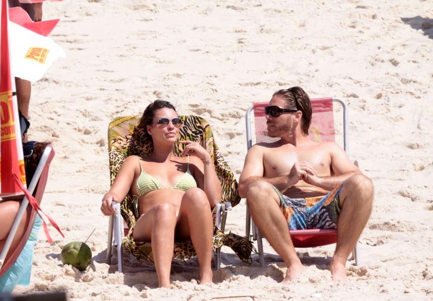Camila Rodrigues curte praia com o namorado