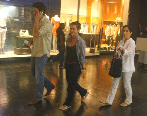 Glória Pires vai ao shopping com Cleo e genro