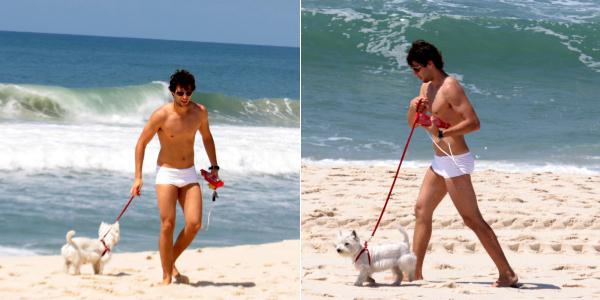 Gustavo Leão passeia na praia com seu cachorrinho