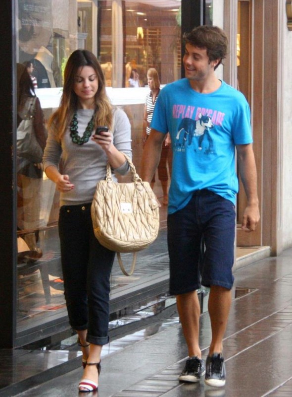 Sthefany e Kayky Brito passeiam em shopping