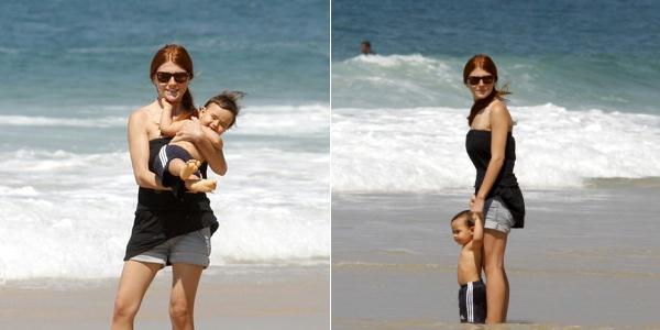 Mariah Rocha brinca com filho na praia