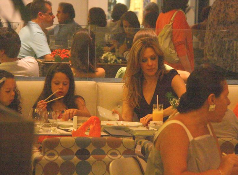 Claudia Raia janta com a filha em restaurante