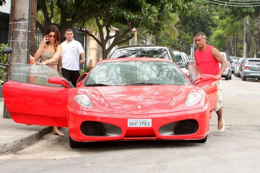 Romário passeia de Ferrari no Rio de Janeiro