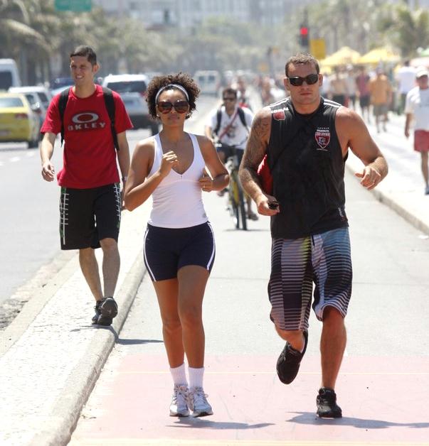 Sheron Menezes é clicada correndo na orla de Ipanema
