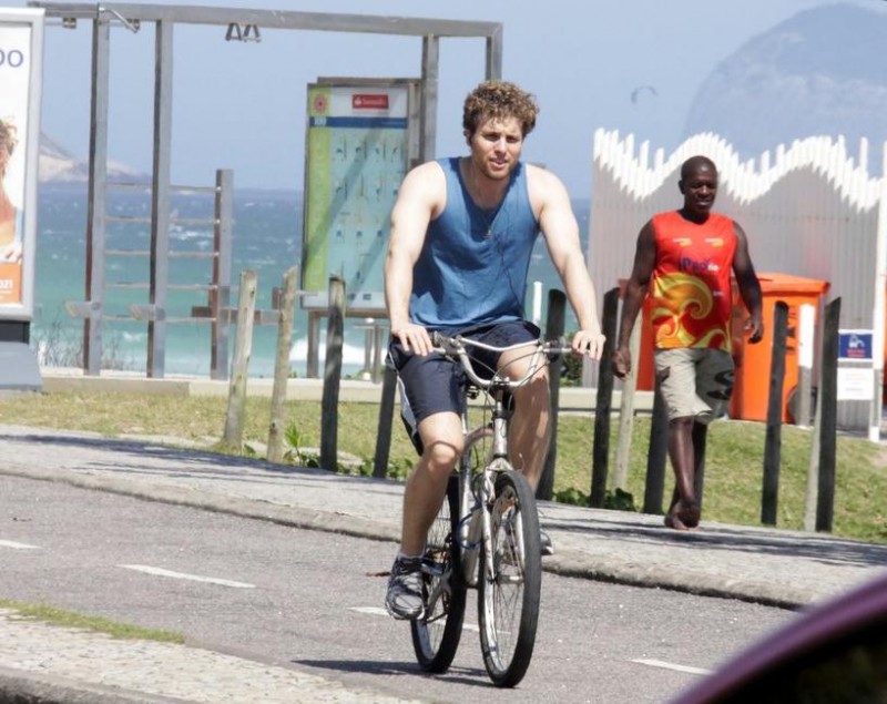 Thiago Fragoso é clicado andando de bicicleta no Rio