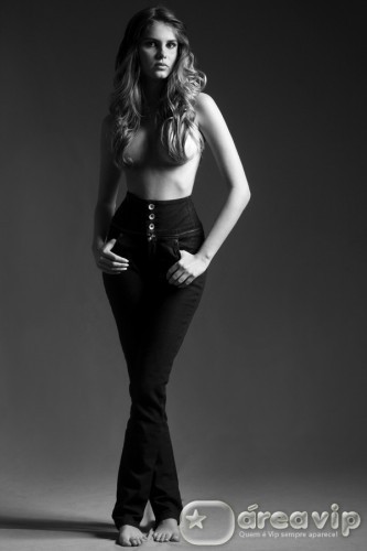 Filha de Monique Evans posta foto no twitter sem blusa