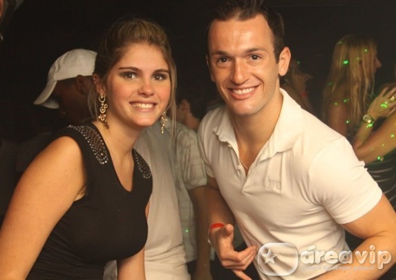 Bárbara Evans curte show sertanejo com Diego Hypolito