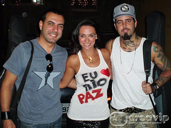 Famosos participam de evento no Complexo do Alemão