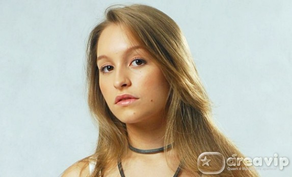 Atriz é flagrada saindo do banheiro masculino em festa de aniversário