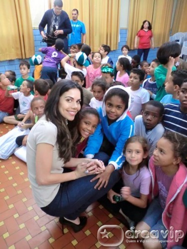 Daniela Albuquerque faz festa em orfanato