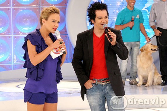 Regis Danese ajuda homem a reencontrar a mãe após 37 anos, no programa Eliana