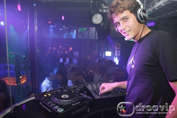 Felipe Dylon ataca de DJ em boate carioca