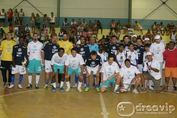 Artistas jogam futebol no interior do Rio de Janeiro