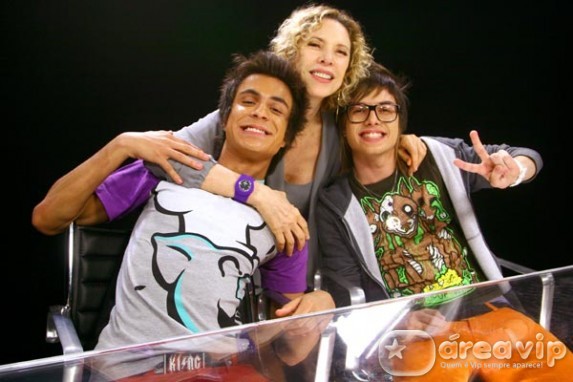 Integrantes do Restart gravam com Marília Gabriela