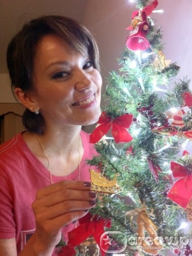 Geovanna Tominaga mostra sua árvore de Natal