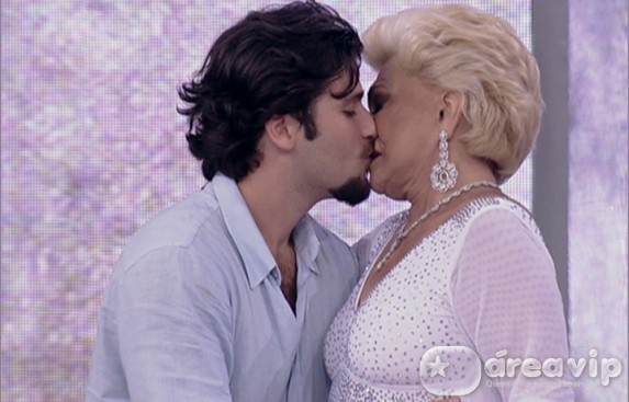 Hebe dá selinho em Bruno Gagliasso, Caio Castro e em Faustão